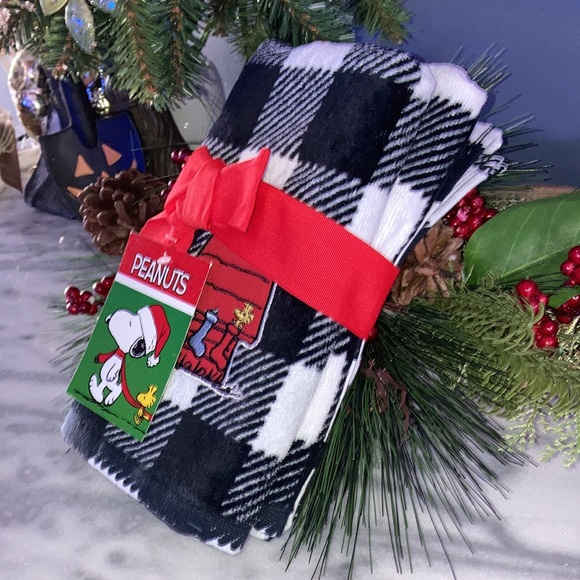 Snoopy peanuts Christmas hand towels - Picture 3 of 4